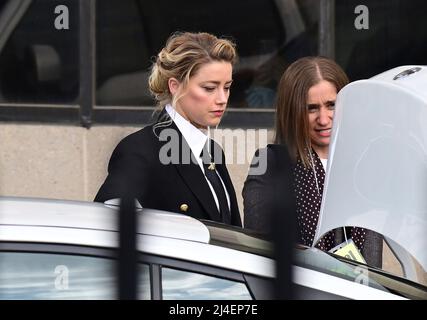 Fairfax, Vereinigte Staaten. 13th Apr 2022. Amber Heard arriva per il suo processo al tribunale della contea di Fairfax, Virginia, mercoledì 13 aprile 2022. Credit: Ron Sachs/CNP (RESTRIZIONE: NO New York o New Jersey Quotidiani o giornali entro un raggio di 75 miglia da New York City) Credit: dpa/Alamy Live News Foto Stock