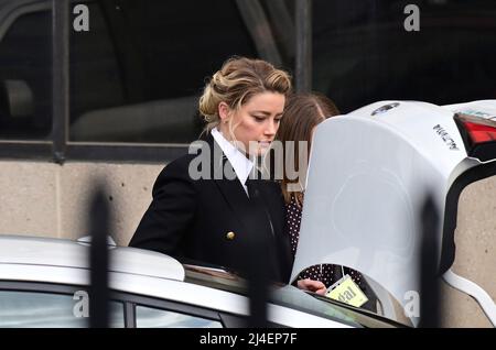 Fairfax, Vereinigte Staaten. 13th Apr 2022. Amber Heard arriva per il suo processo al tribunale della contea di Fairfax, Virginia, mercoledì 13 aprile 2022. Credit: Ron Sachs/CNP (RESTRIZIONE: NO New York o New Jersey Quotidiani o giornali entro un raggio di 75 miglia da New York City) Credit: dpa/Alamy Live News Foto Stock