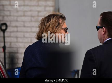 Fairfax, Vereinigte Staaten. 13th Apr 2022. Johnny Depp arriva per il suo processo al tribunale della contea di Fairfax, Virginia, mercoledì 13 aprile 2022. Credit: Ron Sachs/CNP (RESTRIZIONE: NO New York o New Jersey Quotidiani o giornali entro un raggio di 75 miglia da New York City) Credit: dpa/Alamy Live News Foto Stock