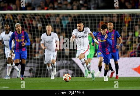 Barcellona, Spagna. 14th Apr 2022. (19) Rafael Borré di Eintracht Frankfurt ha derubato Pedri (16) del FC Barcelona durante la partita dell'Europa League tra il FC Barcelona e l'Eintracht Frankfurt allo stadio Camp Nou. Credit: Rosdemora/Alamy Live News Foto Stock