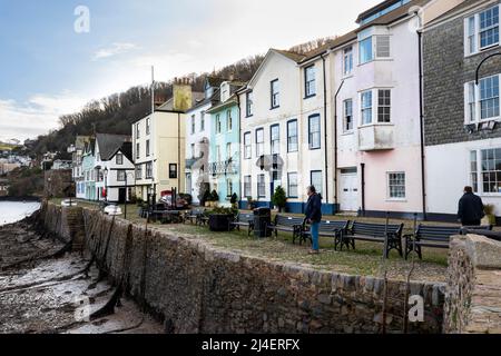 Case storiche sul molo a Dartmouth, South Hams, Devon. Il Bayard's Cove Fort si trova alla fine del molo. La banchina era una delle fermate del Pilgrim F. Foto Stock