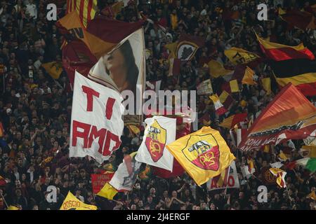 Roma, Italia. 14th Apr 2022. ROMA, ITALIA - 14.04.2022: Bandiere come Roma durante la finale del quartiere della Lega della Conferenza UEFA tappa uno tra e FK Bodo/Glimt allo Stadio Olimpico di Roma il 14 aprile. Credit: Independent Photo Agency/Alamy Live News Foto Stock