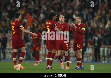 Roma, Italia. 14th Apr 2022. ROMA, ITALIA - 14.04.2022: Come i giocatori di Roma celebrano la vittoria alla fine della finale del quarto trimestre della Lega della Conferenza UEFA, tappa uno tra la FK Bodo/Glimt allo Stadio Olimpico di Roma il 14 aprile. Credit: Independent Photo Agency/Alamy Live News Foto Stock