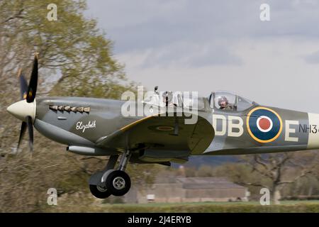 Spitfire decollo e atterraggio al Kent Airfield Foto Stock