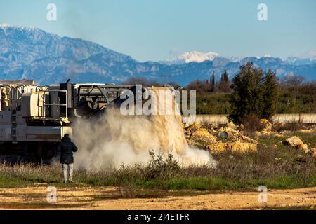 Frantumatore pieno di pietra con frantumatore di pietra e benna Foto Stock