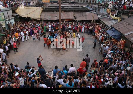 Kolkata, India. 14th Apr 2022. I devoti si riuniscono per assistere a Charak alla vigilia del nuovo anno bengalese a Kolkata. (Foto di Dipa Chakraborty/Pacific Press) Credit: Pacific Press Media Production Corp./Alamy Live News Foto Stock