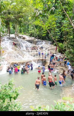 Turisti che arrampicano sulle cascate del fiume Dunns, Ocho Rios, St Ann Parish, Giamaica, Antille grandi, Caraibi Foto Stock