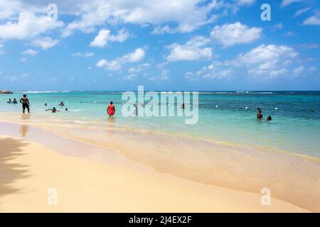 Vista sulla spiaggia presso le cascate del fiume Dunns, Ocho Rios, St Ann Parish, Giamaica, Greater Antille, Caraibi Foto Stock