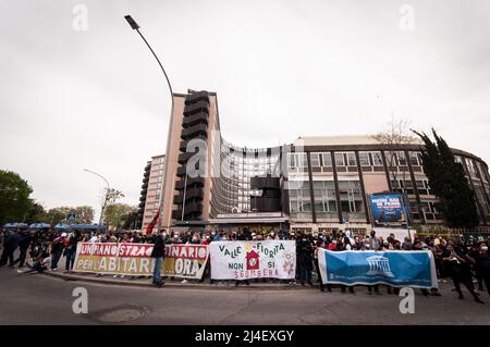 Roma, Italia. 14th Apr 2022. ROMA, ITALIA - APRILE 14 la manifestazione, chiamata dal movimento per il diritto all'alloggio e dal sindacato Asia USB a Roma, per chiedere un ''piano straordinario, un'attenta gestione dei beni pubblici e una moratoria immediata su sfratti, sfratti e preclusioni il 14 Aprile 2022 a Roma, Italia. (Credit Image: © Andrea Ronchini/Pacific Press via ZUMA Press Wire) Foto Stock