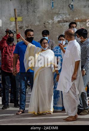 Kolkata, India. 14th Apr 2022. Mamata Banerjee, Capo Ministro del Bengala Occidentale, ha visitato il tempio di Kali a Kalighat, Kolkata per offrire la sua puja alla vigilia del nuovo anno bengalese. Dopo 2 anni di pandemia a causa di covid e successivo blocco, l'attuale situazione medica è abbastanza buona per celebrare il nuovo anno bengalese che inizia con l'offerta a DIO. Come testa di stato del Bengala occidentale CM Mamata Banerjee sempre preferiscono iniziare qualsiasi festival da sola. (Credit Image: © Amlan Biswas/Pacific Press via ZUMA Press Wire) Credit: ZUMA Press, Inc./Alamy Live News Foto Stock