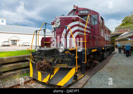 Winnipesaukee Scenic Railroad EMD GP7 locomotiva diesel #302 a Meredith Station nel centro storico di Meredith, New Hampshire NH, USA. Foto Stock