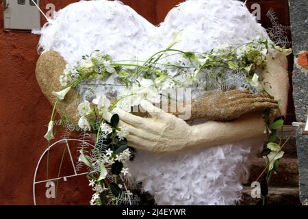 Tenerife, Spagna. 14th Apr 2022. Percorso processionale off flower art a Guia de Isora, artista off molti luoghi forma diverse sculture fuori l'arte effimera circa settimana Santa. (Credit Image: © Mercedes Menendez/Pacific Press via ZUMA Press Wire) Credit: ZUMA Press, Inc./Alamy Live News Foto Stock