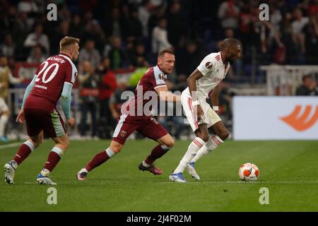 Karl TOKO EKAMBI di Lione e Vladimir COUFAL di West Ham United e Jarrod BOWEN di West Ham United durante la UEFA Europa League, quarti di finale, partita di calcio a 2nd gambe tra Olympique Lyonnais (Lione) e West Ham United il 14 aprile 2022 allo stadio Groupama di Decines-Charpieu vicino a Lione, Francia - Foto Romain Biard / Isports / DPPI Foto Stock