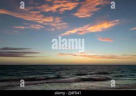 North Coogee spiaggia, tramonto, lunga esposizione Foto Stock