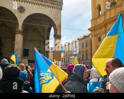 Monaco di Baviera - Aprile 2022 dimostrazione contro l'aggressività russa, per fermare la violenza a Buca, Mariupol in Ucraina Foto Stock