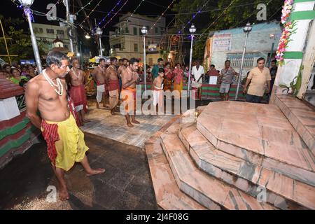 Bengala Occidentale, India. 14th Apr 2022. Howrah, Bengala Occidentale, India. 14th Apr 2022. Il festival indù Gajan o Shivagajan viene celebrato con vari rituali principalmente in Bengala. È associato a Lord Shiva, Neel e Dharmaraj nell'Induismo. Gajan si estende per diversi giorni nel mese di Chaitra e continua fino alla fine dell'anno bengalese e termina con Charak puja. I partecipanti noti come Sannyasi o Bhakta appartengono a qualsiasi sesso ed età. Il tema principale di questa festa è la soddisfazione derivante dal dolore, dalla devozione e dal sacrificio. Credit: ZUMA Press, Inc./Alamy Live News Foto Stock