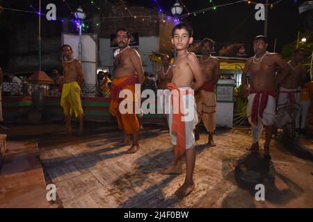 Bengala Occidentale, India. 14th Apr 2022. Howrah, Bengala Occidentale, India. 14th Apr 2022. Il festival indù Gajan o Shivagajan viene celebrato con vari rituali principalmente in Bengala. È associato a Lord Shiva, Neel e Dharmaraj nell'Induismo. Gajan si estende per diversi giorni nel mese di Chaitra e continua fino alla fine dell'anno bengalese e termina con Charak puja. I partecipanti noti come Sannyasi o Bhakta appartengono a qualsiasi sesso ed età. Il tema principale di questa festa è la soddisfazione derivante dal dolore, dalla devozione e dal sacrificio. Credit: ZUMA Press, Inc./Alamy Live News Foto Stock