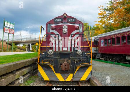 Winnipesaukee Scenic Railroad EMD GP7 locomotiva diesel #302 a Meredith Station nel centro storico di Meredith, New Hampshire NH, USA. Foto Stock