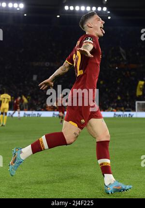 Roma, Italia. 14th Apr 2022. Nicolo Zaniolo di Roma festeggia il suo secondo traguardo durante la seconda tappa finale della UEFA Europa Conference League tra Roma d'Italia e Bodo/Glimt di Norvegia a Roma (Italia), 14 aprile 2022. Credit: Augusto Casasoli/Xinhua/Alamy Live News Foto Stock