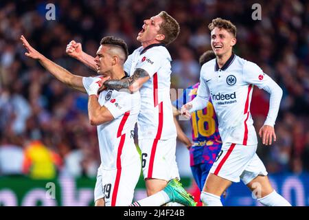 Barcellona, Spagna. 14th Apr 2022. Rafael Borre (L) di Francoforte festeggia il punteggio con Kristijan Jakic durante la seconda tappa finale della UEFA Europa League tra il FC Bacelona di Spagna e l'Eintracht Frankfurt di Germania a Barcellona, Spagna, 14 aprile 2022. Credit: Joan Gosa/Xinhua/Alamy Live News Foto Stock