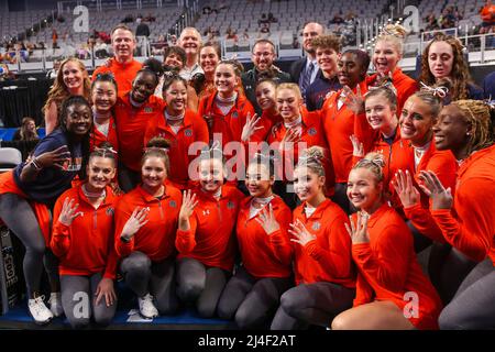 Fort Worth, Texas, Stati Uniti. 14th Apr 2022. La squadra di ginnastica femminile di Auburn celebra l'avanzamento alle finali del campionato di ginnastica femminile della NCAA National Collegiate 2022 alla Dickies Arena di Fort Worth, Texas. Kyle Okita/CSM/Alamy Live News Foto Stock