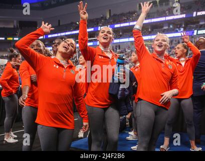 Fort Worth, Texas, Stati Uniti. 14th Apr 2022. La squadra di ginnastica femminile di Auburn celebra l'avanzamento alla finale 4 in seguito alla Semifinale II dei campionati nazionali di ginnastica femminile della NCAA 2022 alla Dickies Arena di Fort Worth, Texas. Kyle Okita/CSM/Alamy Live News Foto Stock