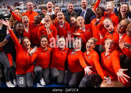 Fort Worth, Texas, Stati Uniti. 14th Apr 2022. La squadra di ginnastica femminile di Auburn celebra l'avanzamento alla finale 4 dei campionati nazionali di ginnastica femminile della NCAA 2022 alla Dickies Arena di Fort Worth, Texas. Kyle Okita/CSM/Alamy Live News Foto Stock