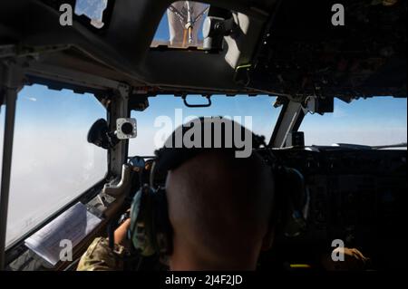 Un pilota dell'aeronautica degli Stati Uniti assegnato al 968th Squadron di controllo dell'aria di Expeditionary Airborne opera un'aeronautica degli Stati Uniti e-3G Sentry per avvicinarsi ad un'aeronautica degli Stati Uniti KC-135 Stratotanker per condurre il rifornimento aereo sopra l'area di comando centrale degli Stati Uniti di responsabilità, 1 aprile 2022. E-3 Sentry è un velivolo con sistema di avvertimento e controllo aereo (AWACS) con una piattaforma integrata di comando e controllo della gestione delle battaglie (BMC2), sorveglianza, rilevamento dei bersagli e tracciamento. (STATI UNITI Air Force foto di staff Sgt. Joseph Pick) Foto Stock