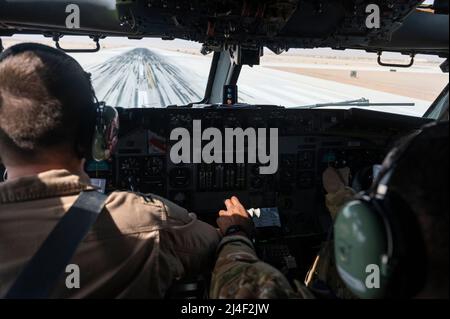 Il personale dell'aviazione militare statunitense assegnato al 968th Expeditionary Airborne Air Control Squadron opera una US Air Force e-3G Sentry per il decollo alla base aerea Prince Sultan, Regno dell'Arabia Saudita, il 1 aprile 2022. E-3 Sentry è un velivolo con sistema di avvertimento e controllo aereo (AWACS) con una piattaforma integrata di comando e controllo della gestione delle battaglie (BMC2), sorveglianza, rilevamento dei bersagli e tracciamento. (STATI UNITI Air Force foto di staff Sgt. Joseph Pick) Foto Stock