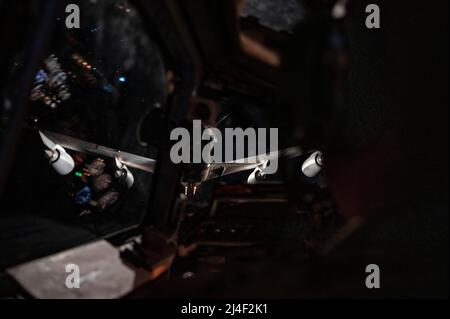 Un Sentry dell'aeronautica degli Stati Uniti e-3, assegnato allo Squadrone di controllo aereo di Expeditionary 968th, si avvicina al boom di un KC-135 Stratotanker per condurre il rifornimento aereo sopra l'area di comando centrale degli Stati Uniti di responsabilità, 1 aprile 2022. Il modello E3 Sentry è un velivolo con sistema di avvertimento e controllo aereo (AWACS) con una piattaforma integrata di controllo e comando (BMC2) per la gestione delle battaglie, il rilevamento dei bersagli e il tracciamento. (STATI UNITI Air Force foto di staff Sgt. Jerreht Harris) Foto Stock