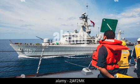 SOUTH CHINA SEA (13 aprile 2022) il cacciatorpediniere missilistico guidato di classe Arleigh Burke USS Momsen (DDG 92) e il Tentara Nasional Indonesia-Angkatan Laut, Bung Tomo-class corvette KRI Bung Tomo (FF 357) hanno condotto una formazione bilaterale, fornendo alle navi degli Stati Uniti e dell'Indonesia l'opportunità di esercitare e lavorare insieme per raggiungere obiettivi marittimi comuni. Operazioni bilaterali come questa rassicurano i nostri alleati e partner degli Stati Uniti impegno a mantenere un libero e aperto Indo-Pacifico. (STATI UNITI Foto Navy di Mass Communication 3rd Classe Lily Gebauer) Foto Stock