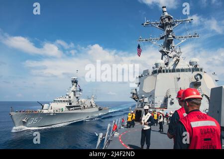 SOUTH CHINA SEA (13 aprile 2022) il cacciatorpediniere missilistico guidato di classe Arleigh Burke USS Momsen (DDG 92) e il Tentara Nasional Indonesia-Angkatan Laut, Bung Tomo-class corvette KRI Bung Tomo (FF 357) hanno condotto una formazione bilaterale, fornendo alle navi degli Stati Uniti e dell'Indonesia l'opportunità di esercitare e lavorare insieme per raggiungere obiettivi marittimi comuni. Operazioni bilaterali come questa rassicurano i nostri alleati e partner degli Stati Uniti impegno a mantenere un libero e aperto Indo-Pacifico. (STATI UNITI Foto Navy di Mass Communication 3rd Classe Lily Gebauer) Foto Stock