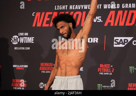 Los Angeles, California, Los Angeles, CA, USA. 14th Apr 2022. SAN JOSE, CA - APRILE 14: A. J. McKee pone sulla scala durante il Bellator 277 Weigh-in il 14 Aprile 2022 a San Jose, California, Stati Uniti. (Credit Image: © PX Imagens via ZUMA Press Wire) Credit: ZUMA Press, Inc./Alamy Live News Foto Stock