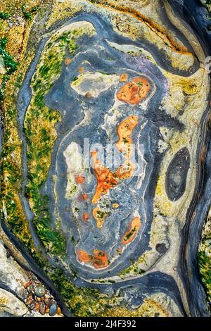 Vista ravvicinata delle rocce della piscina marea con colori e motivi unici Foto Stock