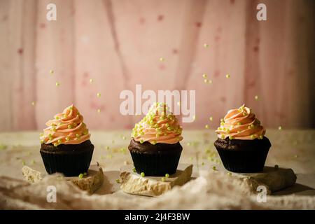 Cupcake in decorazione a tema primaverile Foto Stock