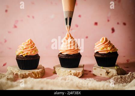 Cupcake in decorazione a tema primaverile Foto Stock