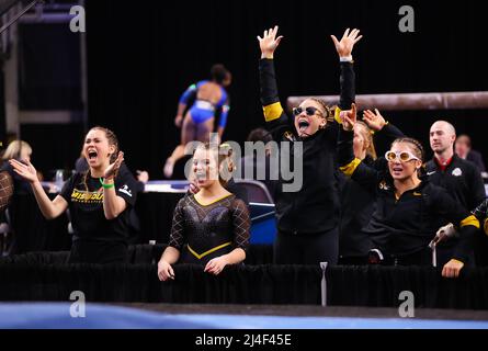 Fort Worth, Texas, Stati Uniti. 14th Apr 2022. La squadra di ginnastica femminile del Missouri fa il tifo per un compagno di squadra durante la Semifinale II del NCAA National Collegiate Women's Ginnastica Championships 2022 alla Dickies Arena di Fort Worth, Texas. Kyle Okita/CSM/Alamy Live News Foto Stock