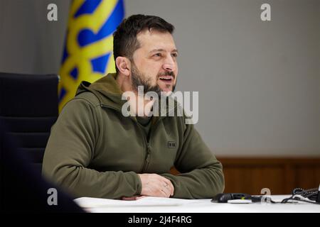 Kiev, Ucraina. 14th Apr 2022. Il presidente ucraino Volodymyr Zelenskyy, si congratula con gli atleti ucraini che hanno partecipato ai Giochi Invictus all'Aia tramite videoconferenza dalla sala della situazione, il 14 aprile 2022 a Kiev, Ucraina. Diciannove soldati ucraini feriti gareggeranno contro atleti provenienti da 18 paesi NATO e alleati. Credit: Ukraine Presidency/Ukraine Presidency/Alamy Live News Foto Stock