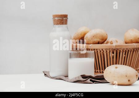 latte di patate alternativa non latticini bevanda in vetro e bottiglia. Bevanda vegetariana e vegana sana. Bevanda senza lattosio. Foto Stock