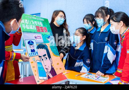 HOHHOT, CINA - 15 APRILE 2022 - un insegnante insegna agli studenti sulla sicurezza nazionale a Hohhot, nella Regione Autonoma della Mongolia interna della Cina settentrionale, aprile 1 Foto Stock