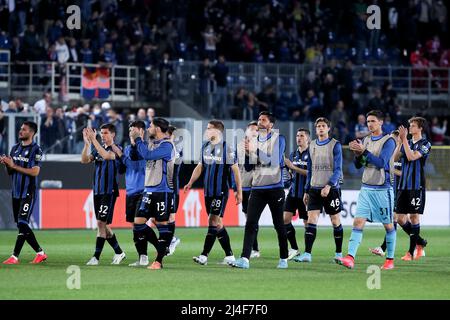 Bergamo, 14 aprile 2022. I giocatori di Atalanta sono rimasti delusi alla fine della partita durante la partita di calcio dell'Europa League tra Atalanta e RB Leipzig al Gewiss Stadium il 14 aprile 2022 a Bergamo, Italia. Credit: Stefano Nicoli/Speed Media/Alamy Live News Foto Stock