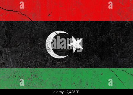 Bandiera libica dipinta su un vecchio muro di cemento fessurato Foto Stock