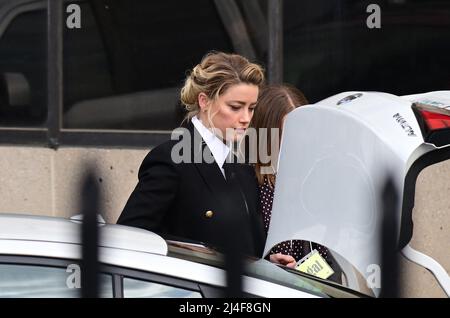 Amber Heard arriva per il suo processo al tribunale della contea di Fairfax, Virginia, USA mercoledì 13 aprile 2022. Foto di Ron Sachs/CNP/ABACAPRESS.COM Foto Stock