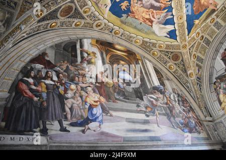 "Espulsione di Elio dal tempio" di Raffaello nella stanza di Elio, la stanzata di Raffaello, il Palazzo Pontificio, il Museo Vaticano. Foto Stock