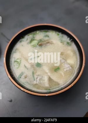 Il primo piano di un cucchiaio e un piatto per zuppa con deliziosa zuppa di miso Foto Stock