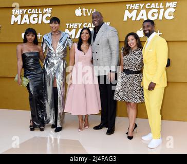 ELISA Johnson, EJ Johnson, cookie Johnson, Magic Johnson, Lisa Johnson e Andre Johnson al ÔThey Call Me MagicÕ Screening tenuto al Regency Village Theatre il 14 aprile 2022 a Westwood, CA. © Janet Gough / AFF-USA.COM Foto Stock