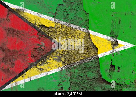 Bandiera Guyana dipinta su una vecchia parete di cemento danneggiata Foto Stock