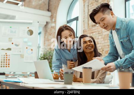 Business partner pianificazione lavoro closeup ritratto scatto Foto Stock