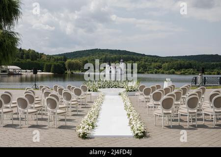 Un luogo per una cerimonia nuziale in strada. Luogo di matrimonio decorato Foto Stock