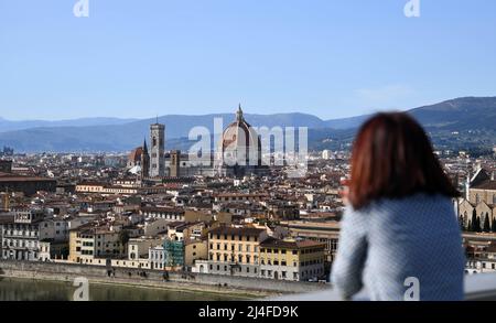 Firenze, Italia. 14th Apr 2022. Un turista si affaccia sulla città di Firenze al Piazzale Michelangelo di Firenze, il 14 aprile 2022. Credit: Jin Mamengni/Xinhua/Alamy Live News Foto Stock